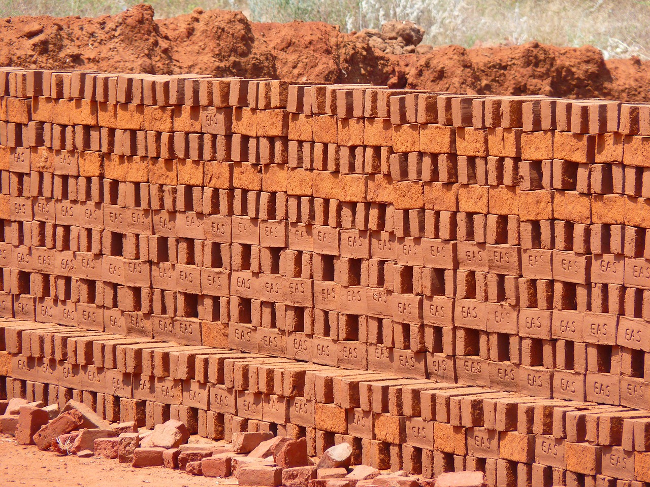 Een traditioneel Adobe muur van leem en een natuurlijke afwerking