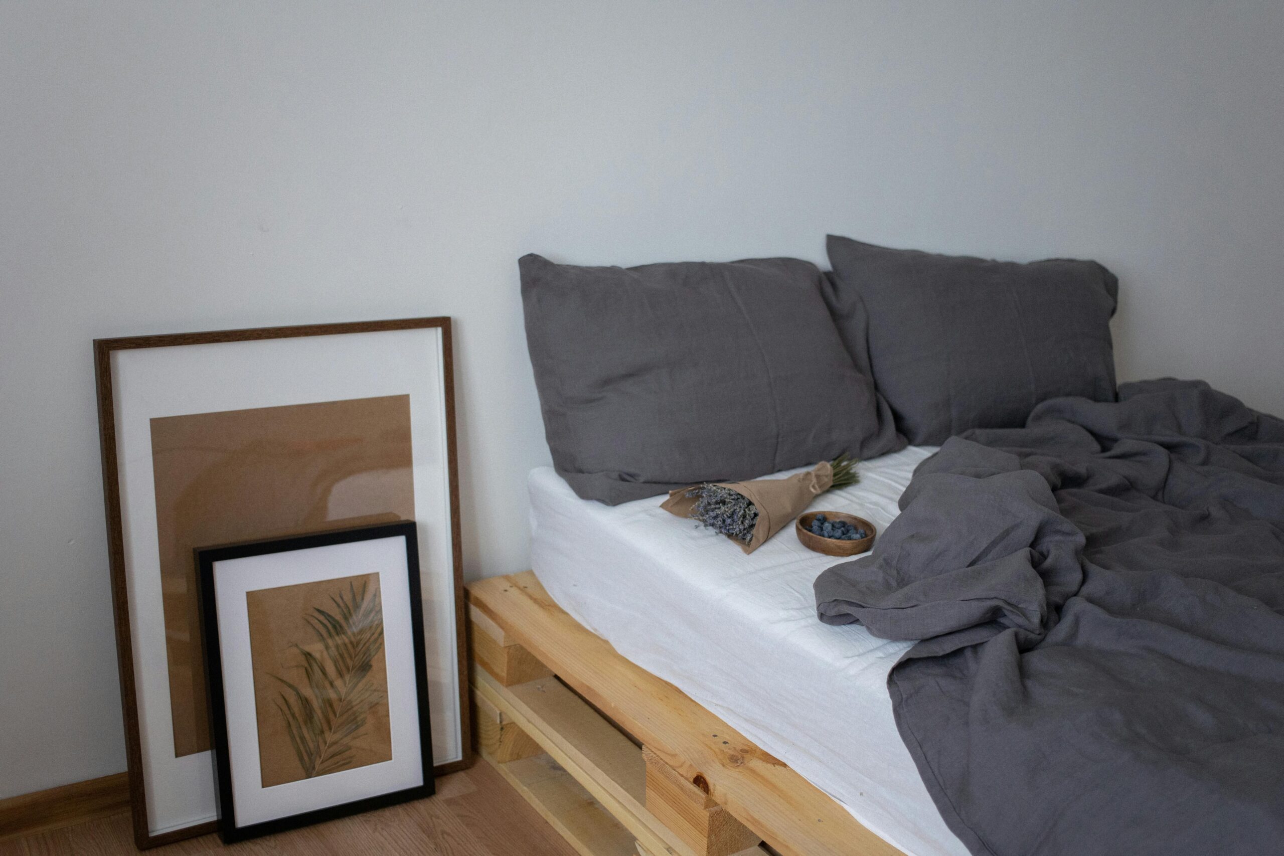 Hoewel een palletbed veel voordelen biedt, zijn er een paar dingen waar je rekening mee moet houden: Ventilatie: Zorg ervoor dat je matras goed kan ademen. Een palletbed biedt minder ventilatie dan een traditioneel lattenbodem, dus overweeg een ademend matras of ventilerende matrasbeschermer. Stabiliteit: Controleer regelmatig of de pallets stevig blijven zitten, vooral als je het bed vaak verplaatst. Hygiëne: Omdat pallets oorspronkelijk bedoeld zijn voor transport, kunnen ze vuil of chemische stoffen bevatten. Kies daarom pallets die speciaal voor meubels zijn bedoeld of behandel ze grondig. Met deze tips en een beetje creativiteit maak je niet alleen een stijlvol palletbed, maar ook een gezellige slaapkamer waar je trots op kunt zijn. Laat je inspireren door de ontelbare Pinterest-ideeën en creëer een ruimte die helemaal bij jou past!