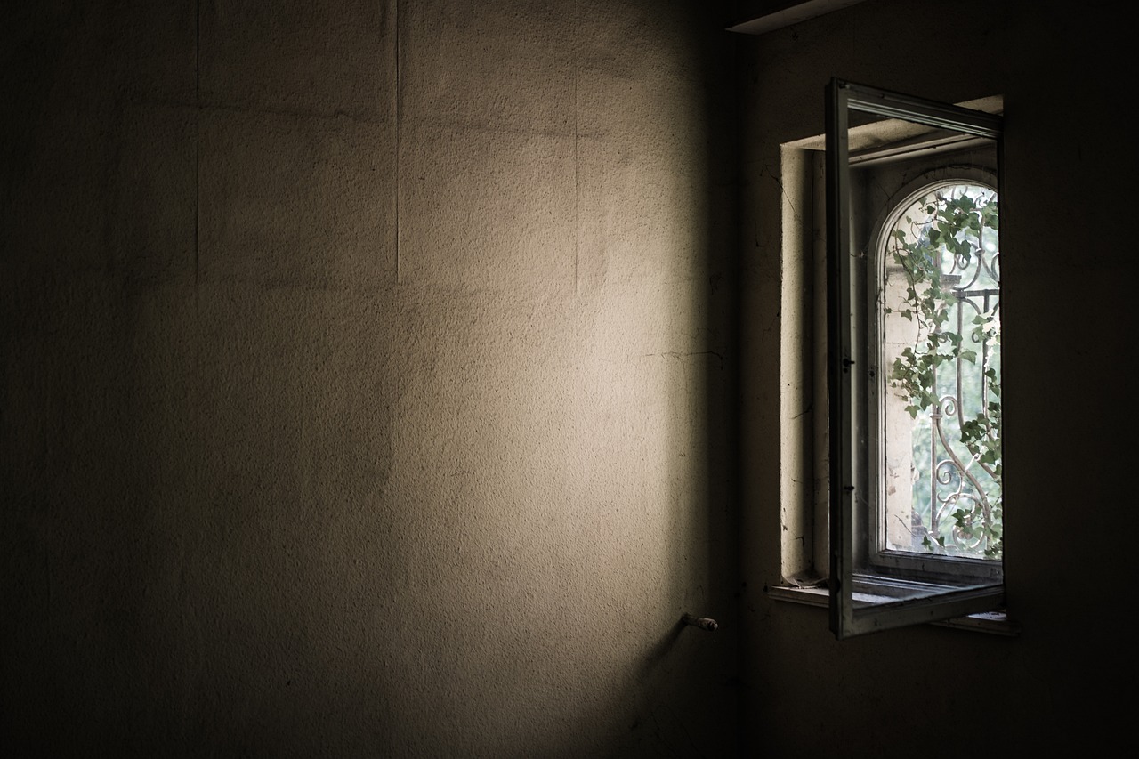 Een muur gebouwd met de Rammed Earth techniek, met zichtbare lagen gecompacteerde aarde