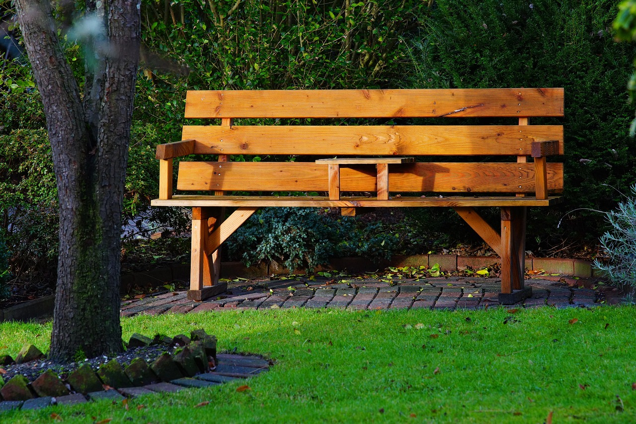 Een tuin in Baltische stijl met houten elementen, wilde bloemen en natuurlijke stenen paden